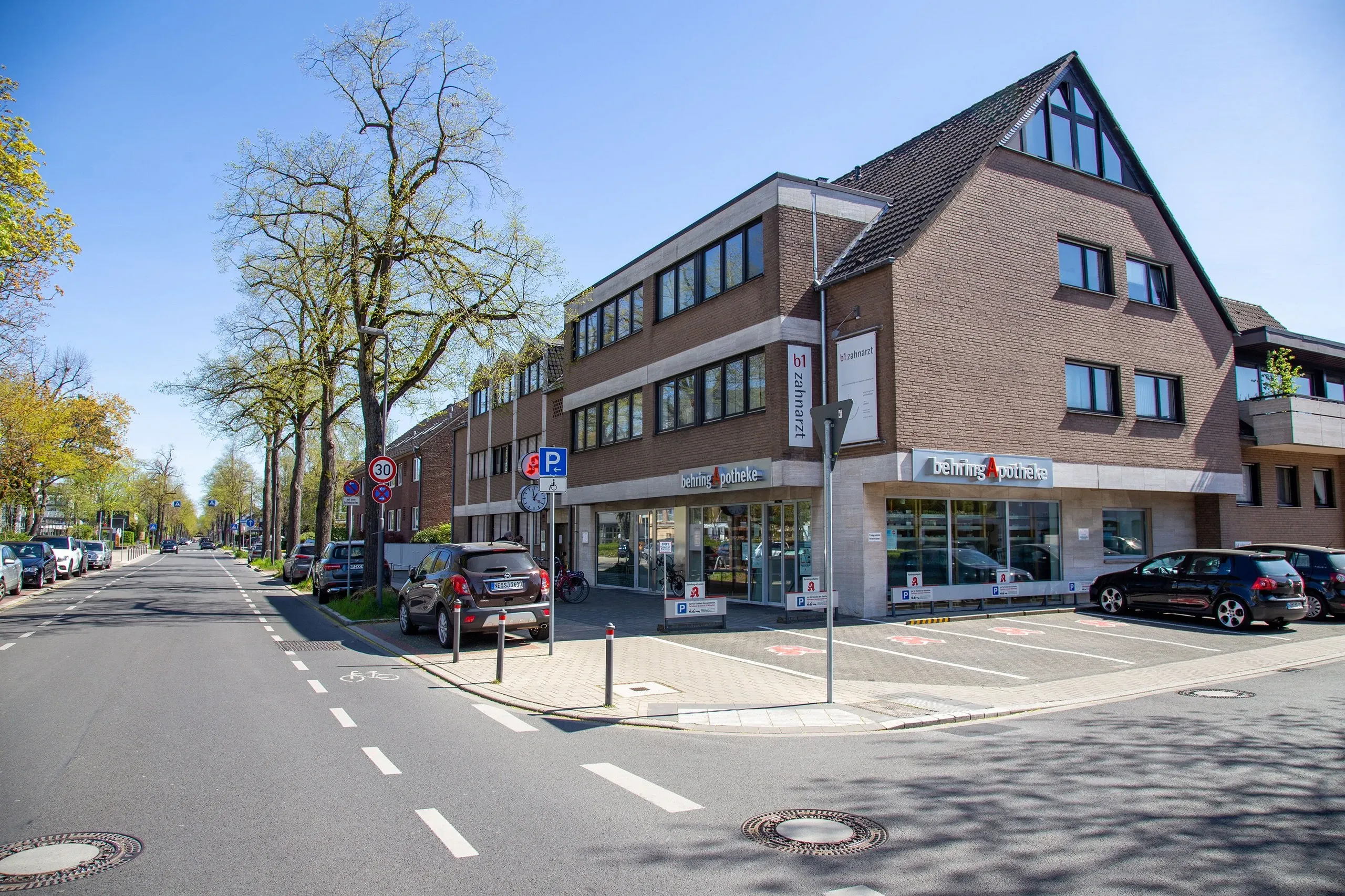 Behring Apotheke Außenansicht